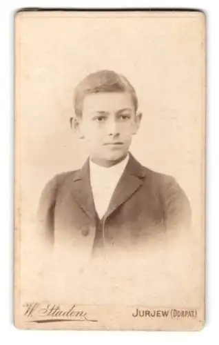 Fotografie W. Staden, Jurjew, Stein-Str. Nr. 3, Portrait eines Jungen Knaben im Anzug