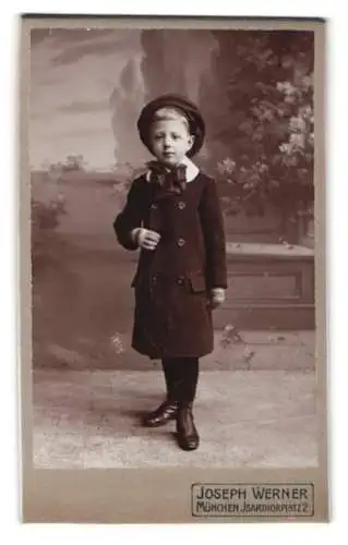 Fotografie Joseph Werner, München, Isarthorplatz 2, Knabe im eleganten Mantel