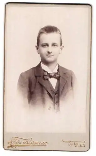 Fotografie Heinr. Harmsen, Wien, Hauptstrasse 26, Porträt eines jungen Knaben Konstantin Kosta Mandrovice