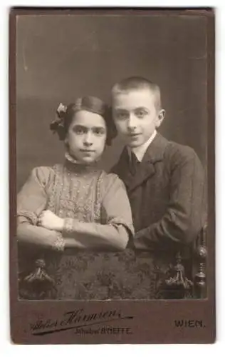 Fotografie Atelier Harmsen, Wien, Hauptstr. 26, Porträt eines jungen Knaben und seiner Schwester