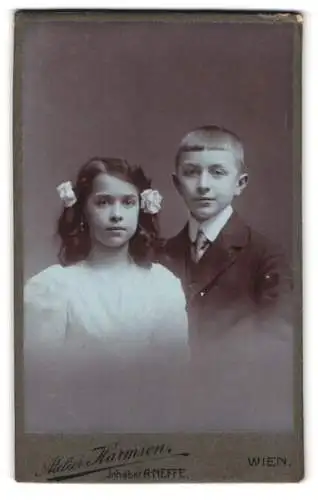 Fotografie Atelier Harmsen, Wien, Hauptstrasse 26, Geschwisterpaares, Knabe mit seiner Schwester