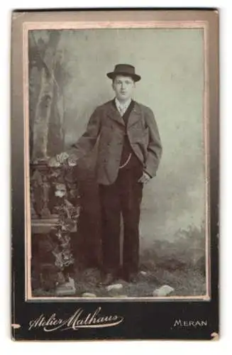 Fotografie Atelier Mathaus, Meran, CDV eines jungen Knaben im Anzug mit Hut
