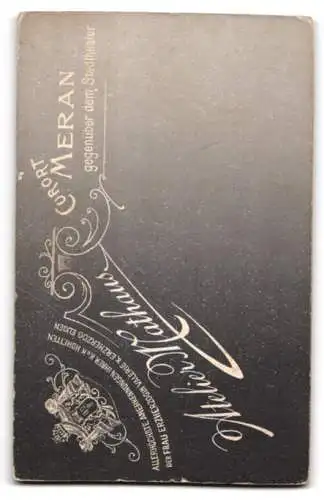 Fotografie Atelier Mathaus, Meran, CDV eines jungen Knaben im Anzug mit Hut