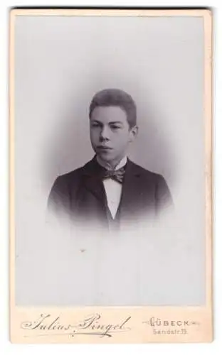 Fotografie Julius Pingel, Lübeck, Sandstrasse 19, Porträt eines jungen Knaben mit Fliege