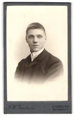 Fotografie J.W. Jacobsen, Hamburg, Steindamm 51, Portrait eines jungen Mannes / Knaben