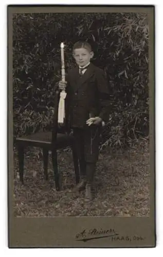 Fotografie A. Steiner, Haag, Obb., Kommunion eines Jungen Knaben im Anzug mit Kerze