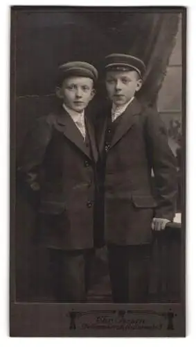 Fotografie Chr. Jessen, Delmenhorst, Mühlenstrasse 3, Zwei junge Knaben in Anzügen