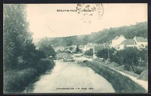 AK Mailly-la-Ville, L`écluse et vue sur le village au bord du canal
