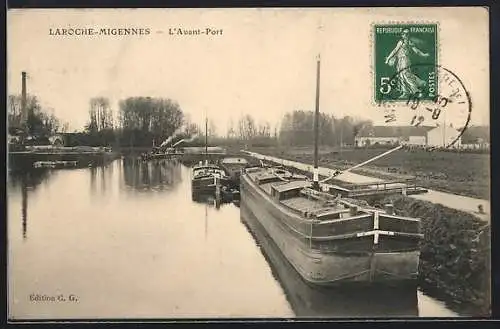 AK Laroche-Migennes, L`Avant-Port avec bateaux amarrés