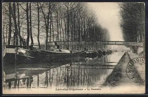 AK Laroche-Migennes, La Passerelle et péniches sur le canal bordé d`arbres