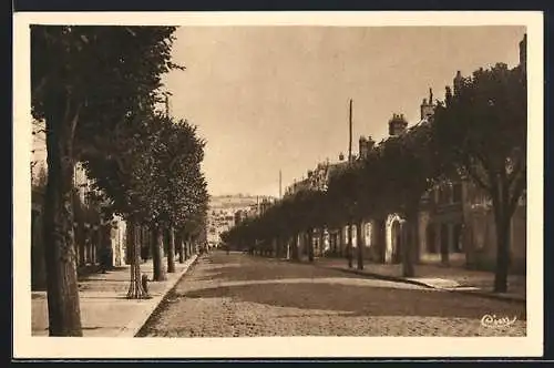 AK Joigny /Yonne, Avenue de la gare, Au fond, la ville et la Côte St-Jacques