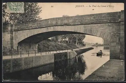 AK Joigny, Le Pont du Canal d`Evry avec une barque naviguant sous le pont