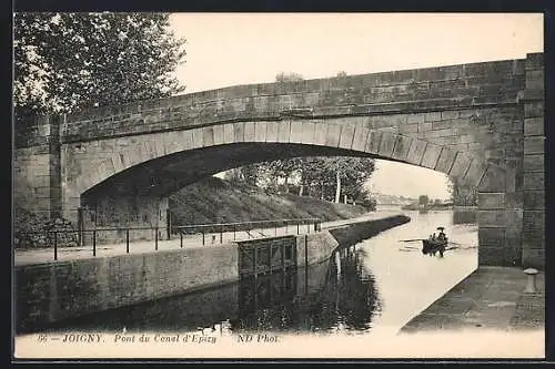 AK Joigny, Pont du Canal d`Yonne avec un canot passant dessous