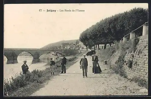 AK Joigny, Les Bords de l`Yonne avec promeneurs et pêcheur près du pont