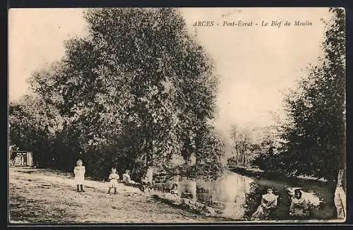 AK Arces, Pont-Évrat, Le Bief du Moulin avec enfants au bord de l`eau