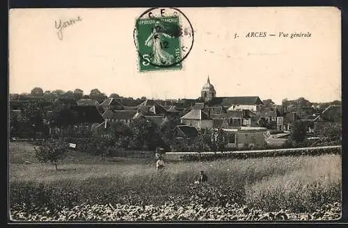 AK Arces, Vue générale du village et des champs environnants