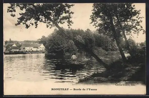 AK Monéteau, Bords de l`Yonne avec barque et village en arrière-plan