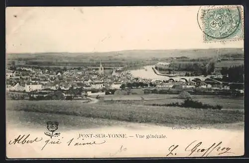 AK Pont-sur-Yonne, Vue générale du village et de la rivière avec pont en arrière-plan