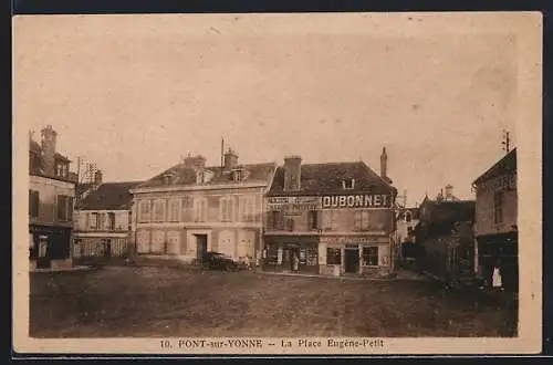 AK Pont-sur-Yonne, La Place Eugène-Petit