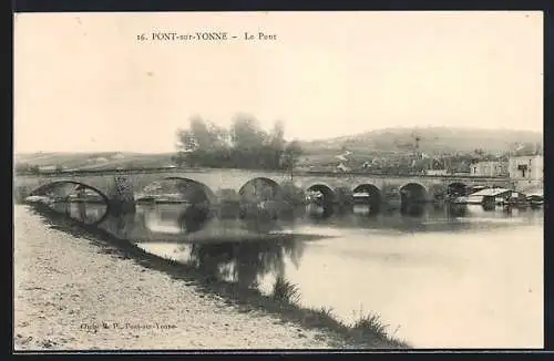 AK Pont-sur-Yonne, Le Pont sur la rivière avec vue sur le village et les collines environnantes