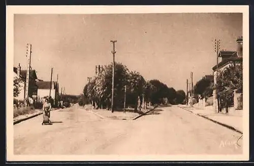 AK Pont-sur-Yonne, Avenue G.-Clémenceau et A.-Briand avec une femme sur une route calme