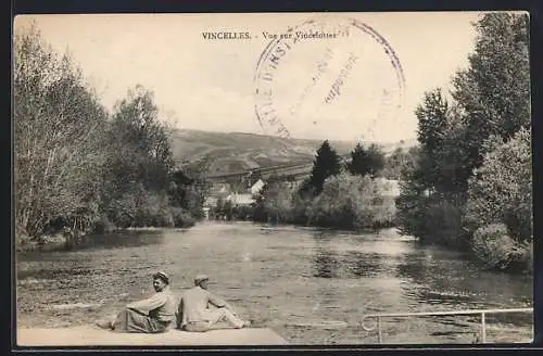 AK Vincelles, Vue sur Vincelottes et la rivière avec paysage vallonné en arrière-plan