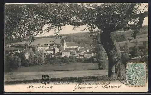AK Vaudeurs, Paysage de Bourgogne avec vue sur le village et la campagne environnante