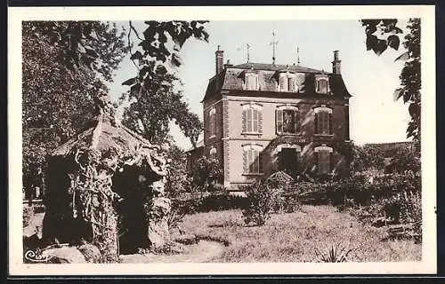 AK Mézilles /Yonne, Les Pismo`s, Vue d`une maison avec jardin et abri rustique