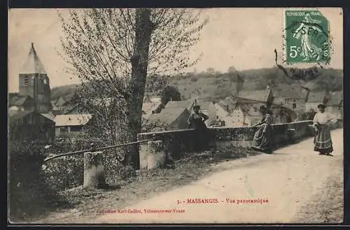 AK Massangis, Vue panoramique avec village et colline en arrière-plan