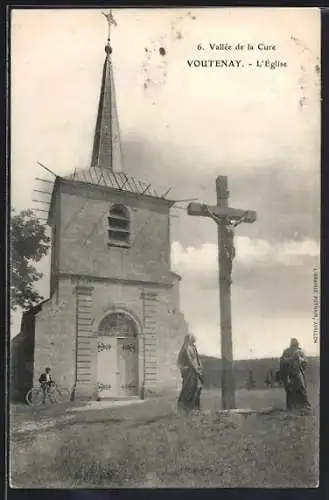 AK Voutenay, L`Église et le calvaire avec cycliste à proximité