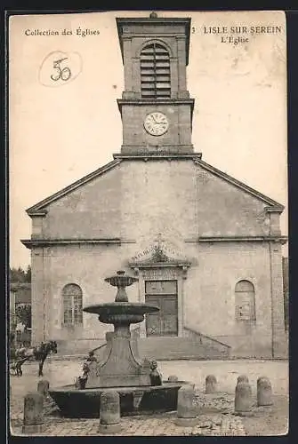AK L`Isle-sur-Serein, L`Église et la fontaine au centre du village