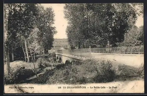 AK La Celle-Saint-Cyr, La Petite Celle, Le Pont