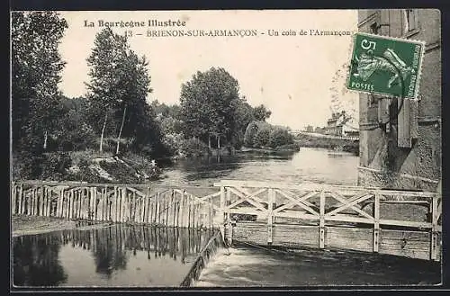 AK Brienon-sur-Armancon, Un coin de l`Armancon avec un pont en bois et arbres environnants