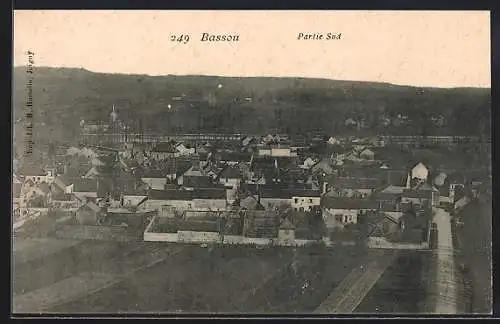AK Bassou, Partie Sud du village avec vue sur les bâtiments et la campagne environnante