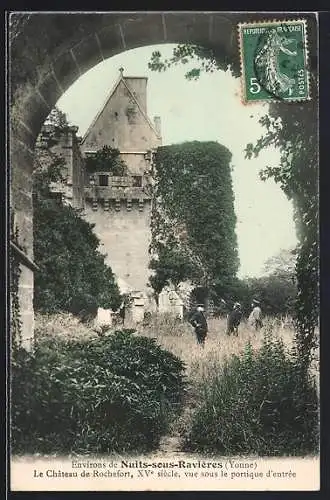 AK Nuits-sous-Ravières /Yonne, Le Château de Rochefort, XVe siècle, vue sous le portique d`entrée