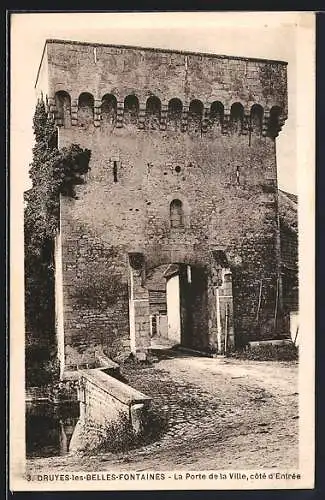 AK Druyes-les-Belles-Fontaines, La Porte de la Ville, côté d`Entrée