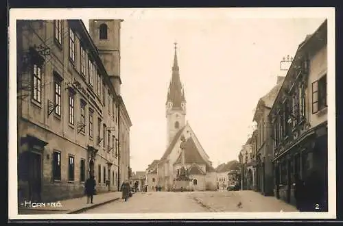 AK Horn /N. Ö., Strassenpartie mit Säulendenkmal und Kirche