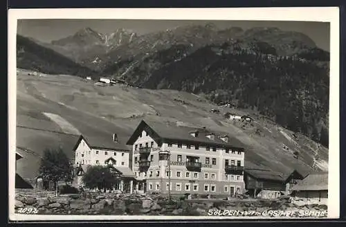 AK Sölden, Gasthof Sonne mit Nachbarhäusern und Bergpanorama