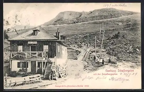 AK Schafberg, Gasthaus Schafbergalpe mit kleiner Versammlung und Bergpanorama