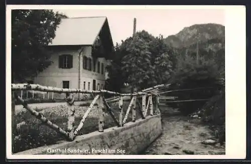 AK Fuschl am See, Gasthof Sandwirt, Teilansicht mit Flusspartie, Birkenzaun-Mauer