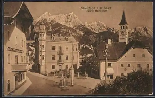 AK Saalfelden a. st. Meer, Unterer Marktplatz mit Kirchturrm u. Gipfelpanorama aus der Vogelschau