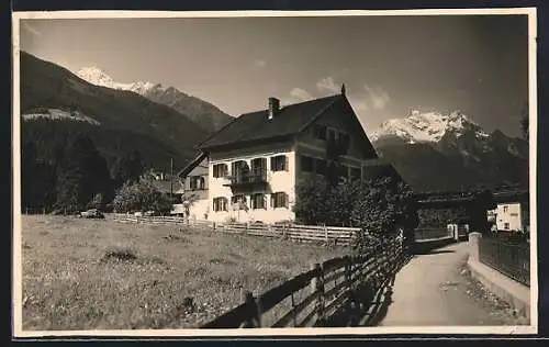 AK Mayrhofen, Villa Kröll und Blick auf Berge