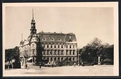 AK Wien-Liesing, Strassenpartie mit Cafe und Denkmal