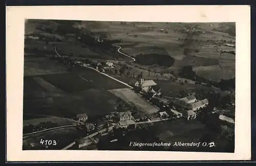 AK Alberndorf /O. D., Strassenpartie mit Kirche, Fliegeraufnahme