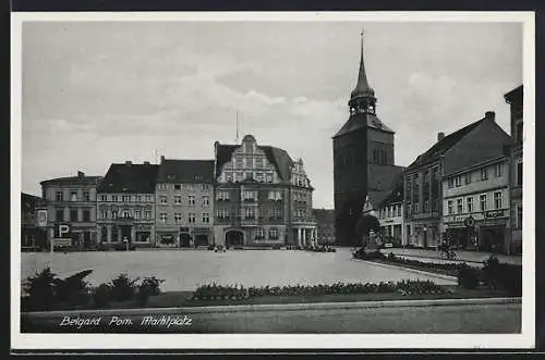 AK Belgard /Pom., Marktplatz mit Kirche und Uhren- u. Goldwarengeschäft