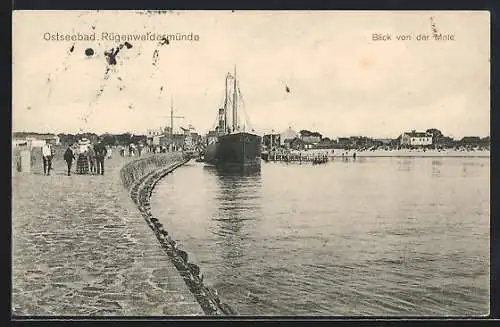 AK Rügenwaldermünde, Blick von der Mole mit Frachtschiff