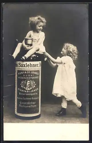 AK Zwei kleine Mädchen an einer Flasche Saxlehner, Medikament