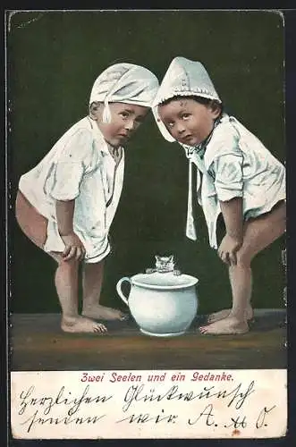 AK Zwei kleine Jungen müssen gleichzeitig aufs Töpfchen