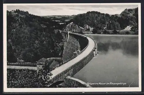 AK Mauer im Riesengebirge, Talsperre Mauer, Sperrmauer aus der Vogelschau