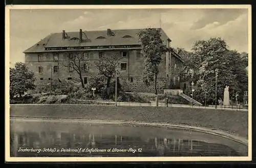 AK Insterburg, Schloss und Denkmal der Gefallenen der Ulanen-Reg.12